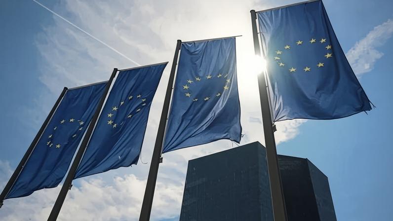 Bandeiras da União Europeia em frente à sede do BCE em Frankfurt