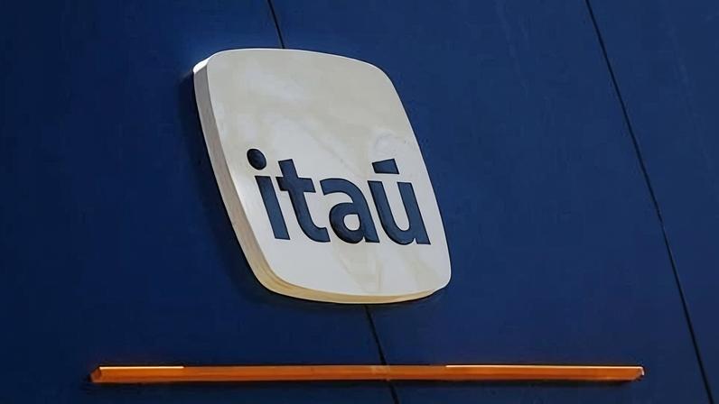 No choque atual, o Itaú BBA ressalta que a primeira reação dos BCs desenvolvidos foi de alerta para o aumento dos riscos inflacionários