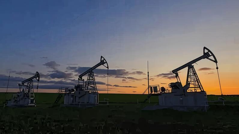 Ucrânia atinge refinaria de petróleo e porto na Rússia, segundo comandante