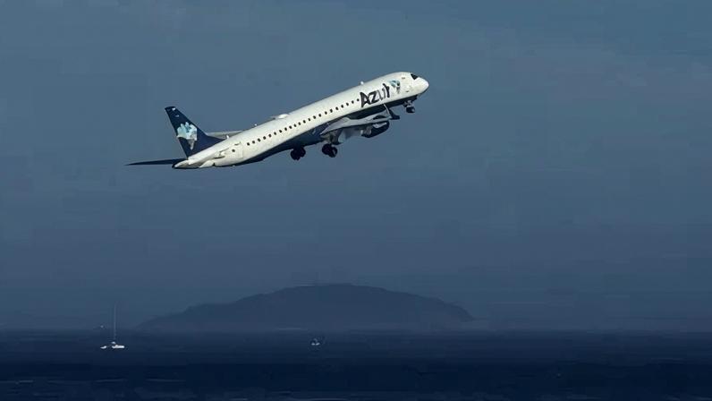 Avião da Azul decola do aeroporto Santos Dumont, no Rio de Janeiro