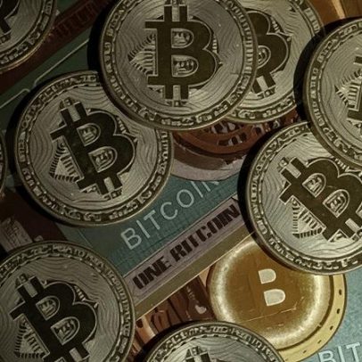 Bitcoin sobe, mas incertezas sobre guerra limitam recuperação
