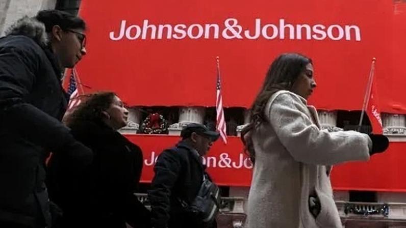 Banner da Johnson & Johnson na frente da Bolsa de Valores de Nova York (NYSE) na cidade de Nova York