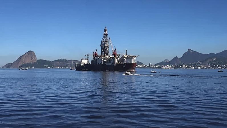 Navio-sonda a serviço da Petrobras é visto na Baía de Guanabara, no Rio de Janeiro, Brasil