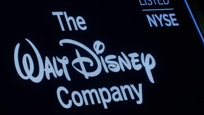 Tela mostra o logotipo e um símbolo de ação da The Walt Disney Company no pregão da Bolsa de Valores de Nova York