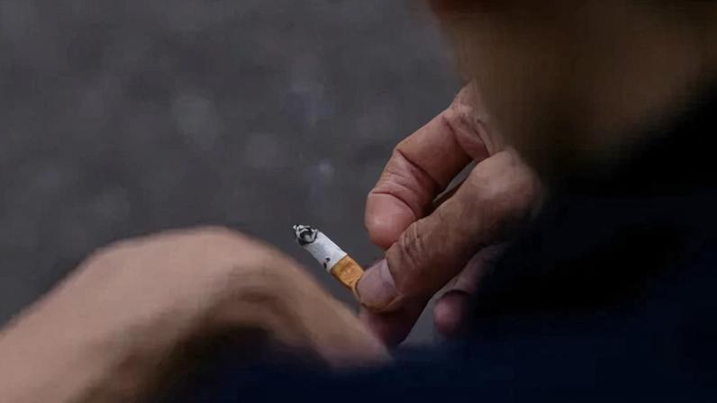 Homem com cigarro em Londres