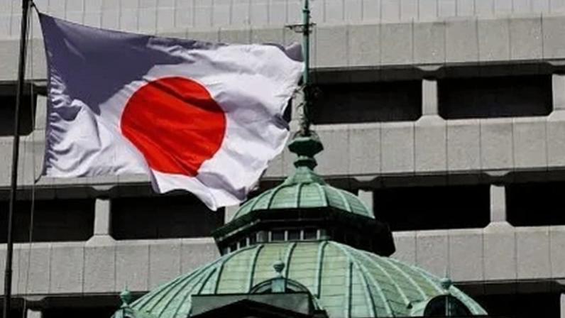 Bandeira do Japão em frente ao prédio do Banco do Japão, em Tóquio