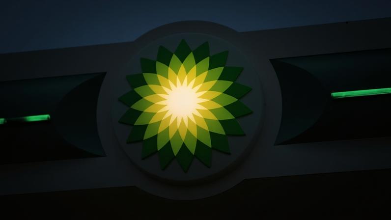 Logotipo da BP é visto em um posto de gasolina da BP em Manhattan, cidade de Nova York, EUA