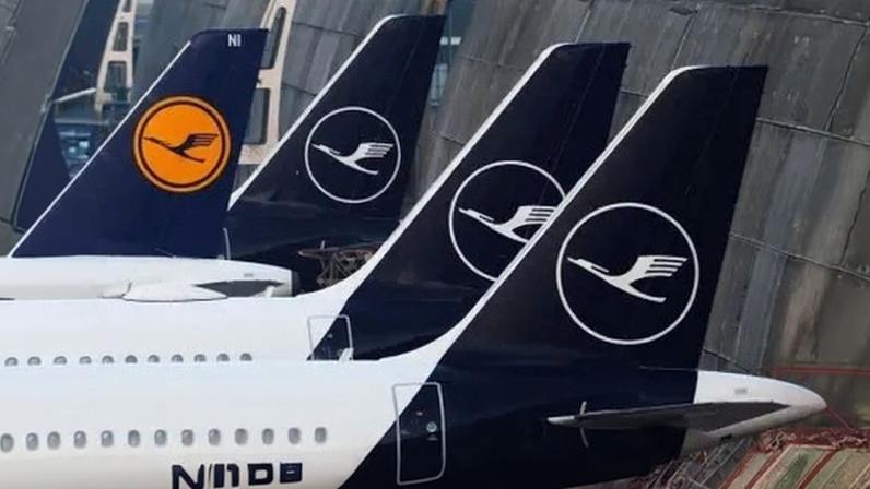 Aviões da Lufthansa estão estacionados no aeroporto de Frankfurt durante greve em 2024