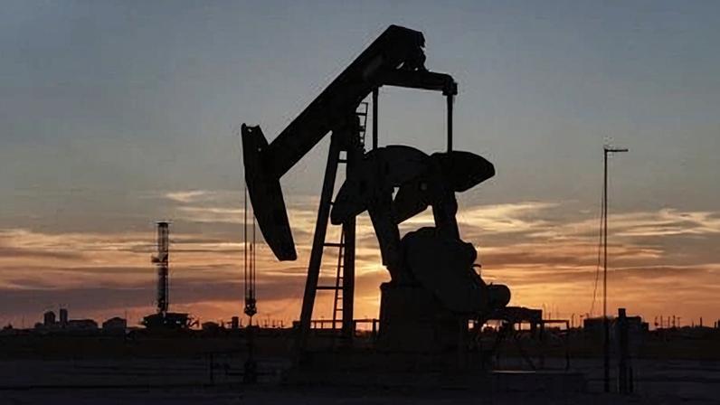 Bomba de extração de petróleo ao sul de Midland, Texas, EUA