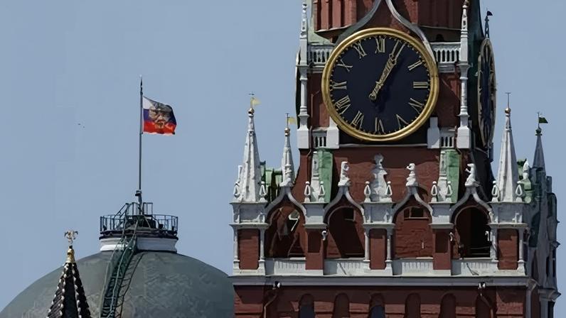 Bandeira da Rússia no topo do domo do prédio do Senado do Kremlin em Moscou