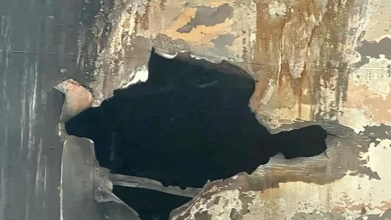 Danos ao navio-tanque de petróleo bruto Al-Salmi, de bandeira do Kuwait, após um ataque relatado