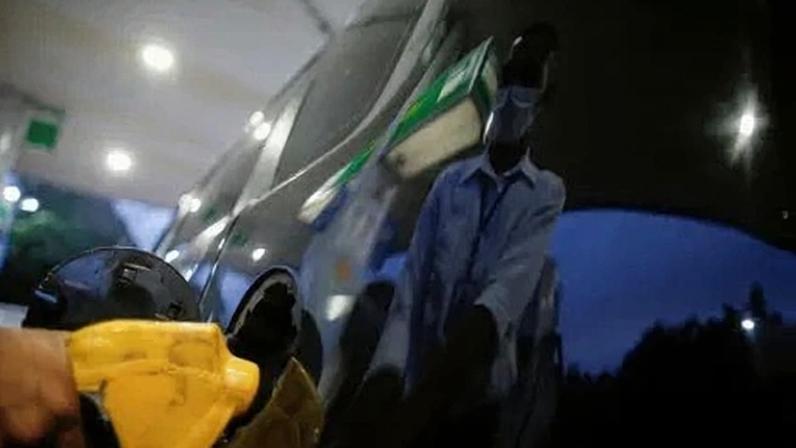 Frentista abastece carro em posto de combustíveis em Brasília