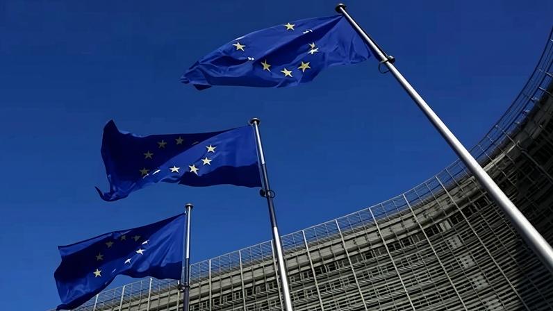 Bandeiras da União Europeia na sede da Comissão Europeia em Bruxelas
