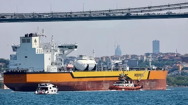 Petroleiro russo transita pelo Bósforo em Istambul, na Turquia