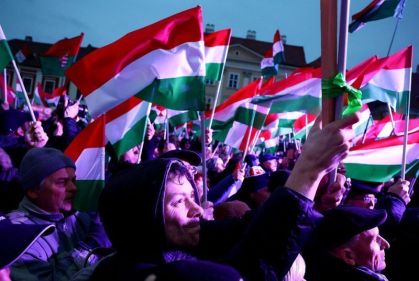 Pessoas ouvem discurso do primeiro-ministro húngaro Viktor Orban em Gyor, Hungria