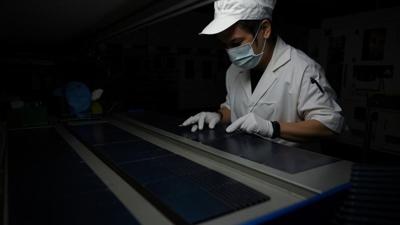 Funcionário trabalha em linha de produção de painéis solares em Hefei