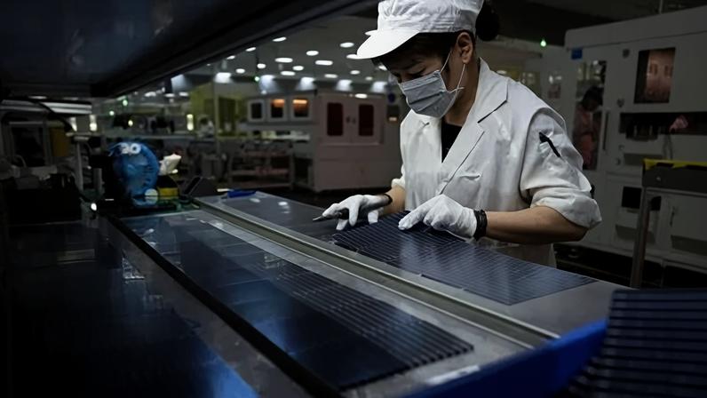 Funcionário trabalha em linha de produção de painéis solares em Hefei