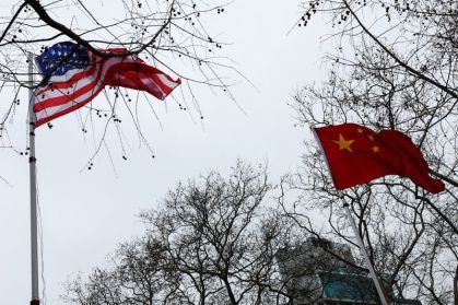 Bandeiras dos Estados Unidos e da China na cidade de Nova York