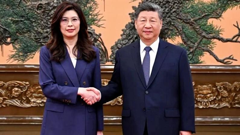 Na imagem, a líder do Kuomintang , Cheng Li-wun, com o presidente chinês, Xi Jinping