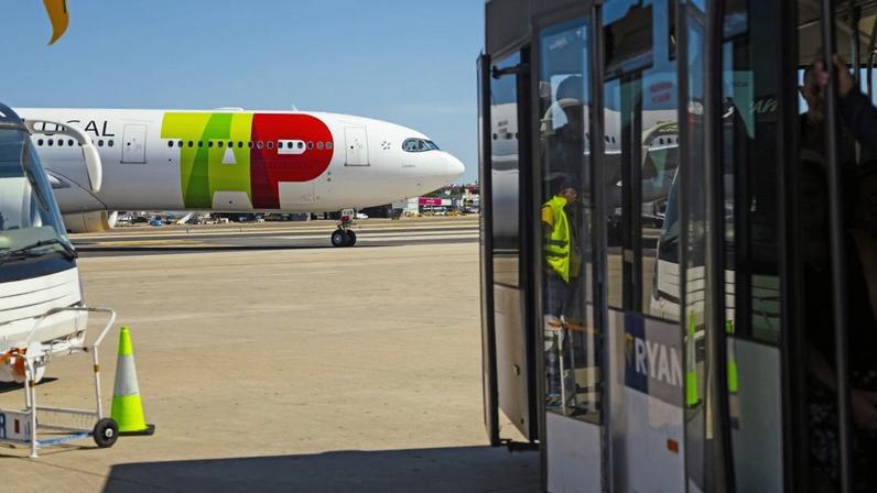 Avião da TAP no aeroporto Humberto Delgado em Lisboa, Portugal, em foto de setembro de 2024.