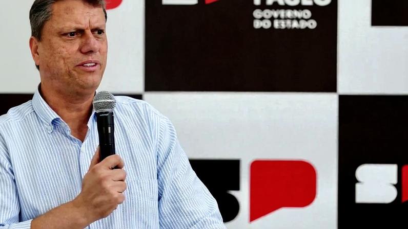 Inquérito de Moraes contra Flávio é coação, diz Tarcísio de Freitas