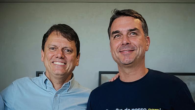 Tarcísio de Freitas (esq) e Flávio Bolsonaro (dir) em publicação feita nas redes sociais
