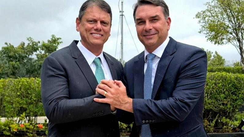 Na imagem, Tarcísio de Freitas e Flávio Bolsonaro durante encontro em São Paulo