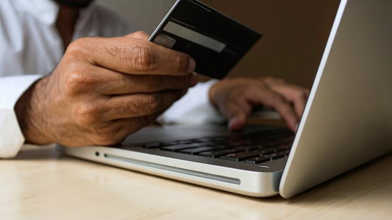 Taxa das blusinhas reduziu em R$ 4,5 bilhões a importação de produtos de até US$ 50 e preservou 135 mil empregos no Brasil, aponta estudo da CNI / Rupixen/Unsplash - 13.jul.2019