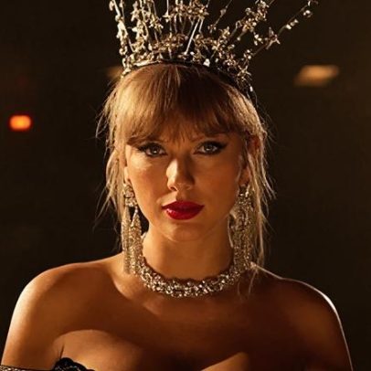Taylor Swift busca registrar imagem e voz como marca para proteção contra IA
