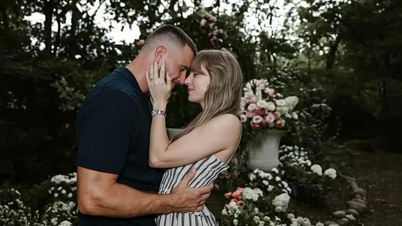 Taylor Swift e Travis Kelce anunciam noivado