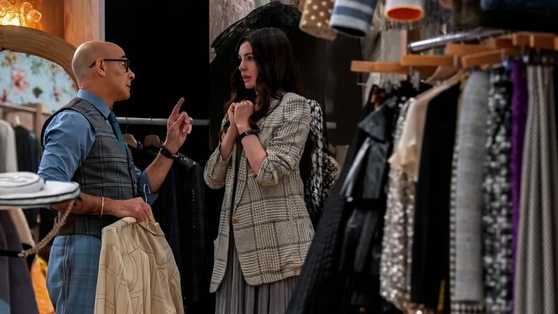 Stanley Tucci e Anne Hathaway como Nigel e Andy em cena no closet da Runway em 'O Diabo Veste Prada 2'