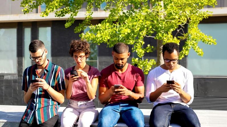 Passar muito tempo diante das telas pode favorecer o tech neck
