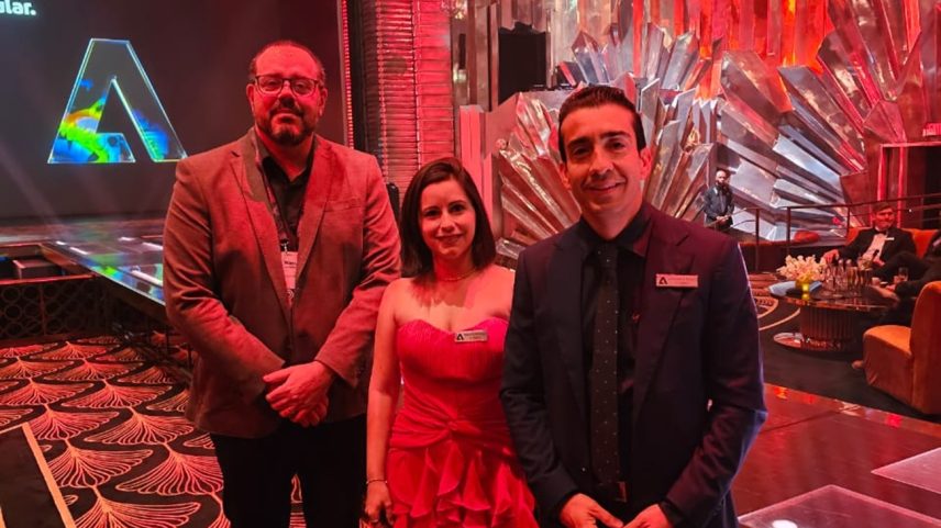 O Tempo é reconhecido em Adobe Experience Maker Awards 2026, em Las Vegas. Na foto: diretor de tecnologia do Grupo Sada, Manuel Landeiro; presidente de O Tempo, Marina Medioli, e editor-executivo de O Tempo, Juvercy Junior