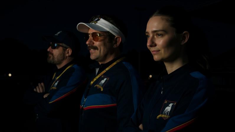 Brendan Hunt, Jason Sudeikis e Tanya Reynolds na nova temporada de Ted Lasso