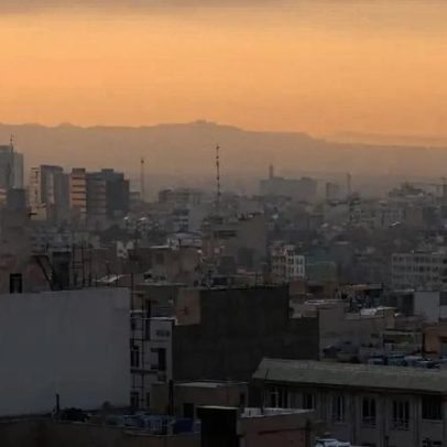 Mídia iraniana relata explosões sobre Teerã e ativação de defesas aéreas