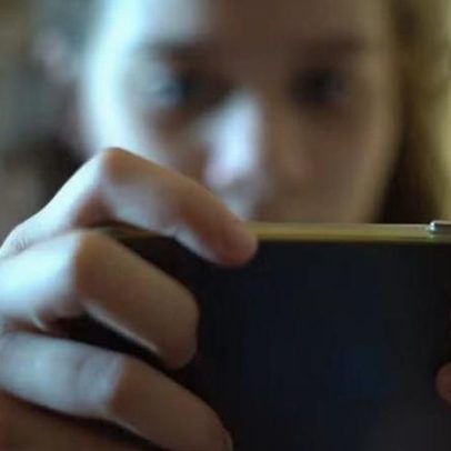 Pesquisadores dizem que proibir adolescentes nas redes não basta