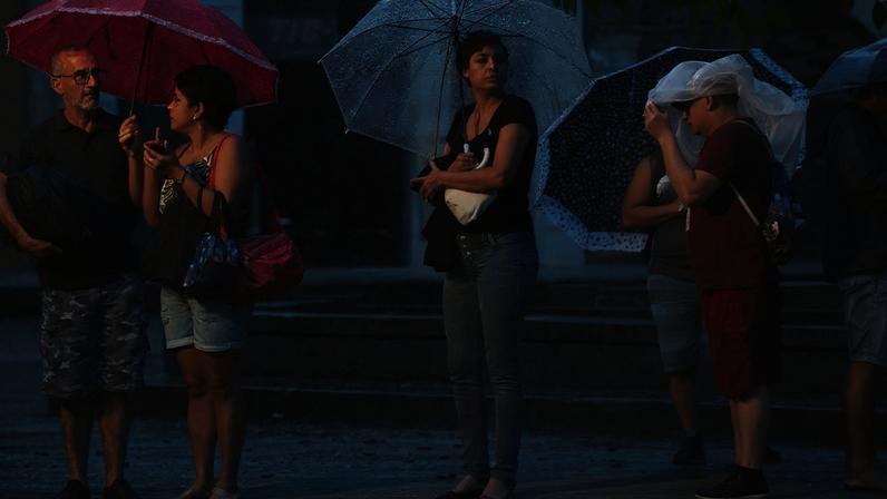 Temporal atinge o Rio de Janeiro e trabalhadores deixam a região central da cidade, que tem ponto facultativo decretado com previsão de chuvas extremas.