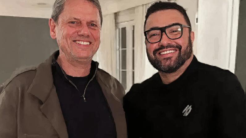 O encontro se deu na casa do cantor Latino