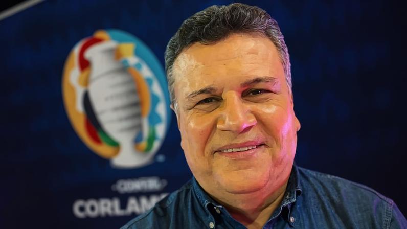 Téo José foi o narrador da Band em 2014 no lugar de Luciano do Valle, que faleceu há 2 meses da Copa