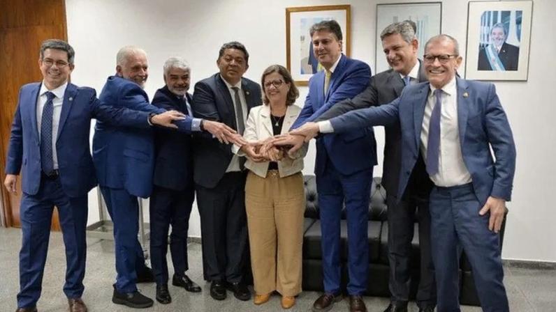 Senadores do PT celebram a eleição de Teresa Leitão (centro) como nova líder da bancada