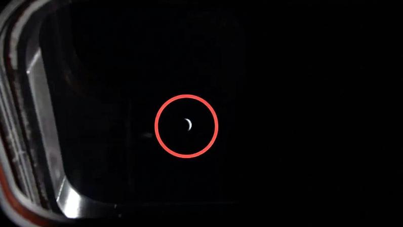 Foto da Terra vista de dentro da cápsula Orion durante a missão Artemis II