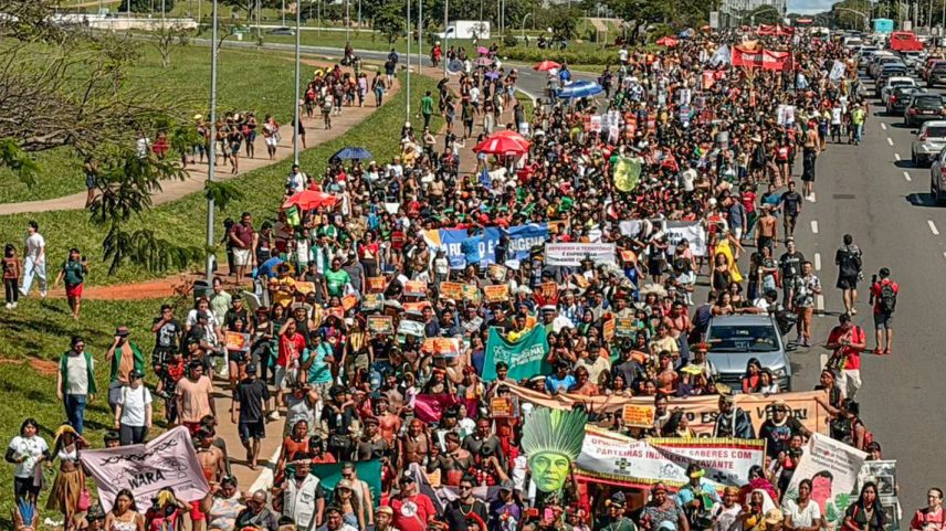 Indígenas de todo o país realizam marcha em Brasília em defesa de seus direitos