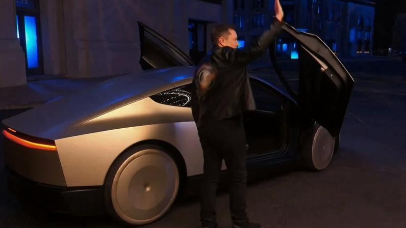 Captura de vídeo obtida em 10 de outubro de 2024 mostra o CEO da Tesla, Elon Musk, acenando ao lado de seu tão prometido robotaxi durante um evento de lançamento no estúdio Warner Brothers perto de Los Angeles - Crédito: AFP