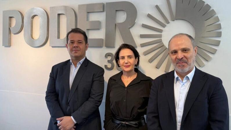 Na imagem, da esquerda para a direita: Marcelo Canella, Marcella Barbosa e Roberto Rocha, da Teva Brasil