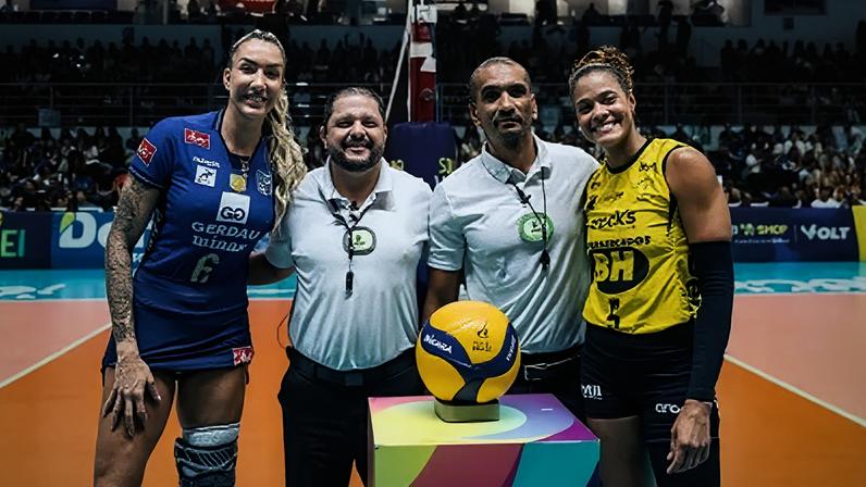 Thaisa e Adenizia, as capitãs de Minas e Praia Clube, durante confronto pela primeira fase da Superliga; centrais voltam a se enfrentar na final da competição