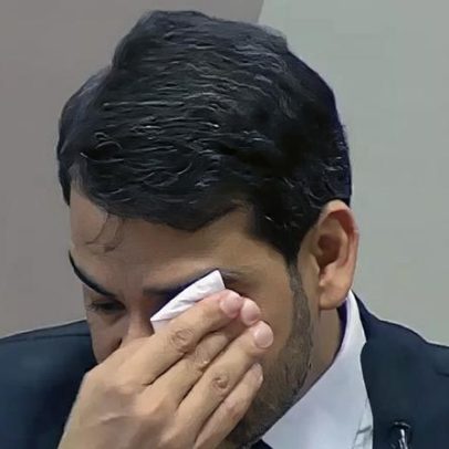 Jorge Messias usa lenço após se emocionar em sabatina no Senado