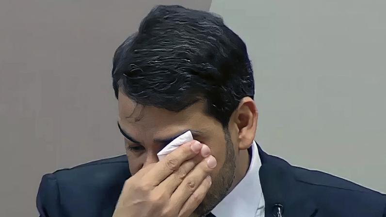 Jorge Messias usa lenço após se emocionar em sabatina no Senado