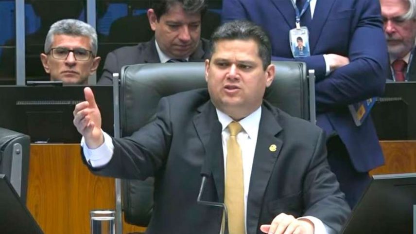 Alcolumbre corta microfones no Senado após bate-boca entre parlamentares