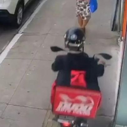 Falso entregador em moto furta celular de mulher em segundos, em SP