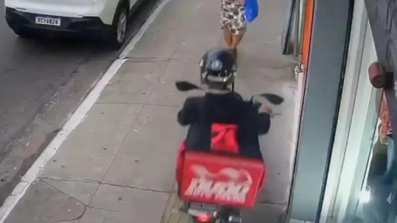 Falso entregador em moto furta celular de mulher em segundos, em SP